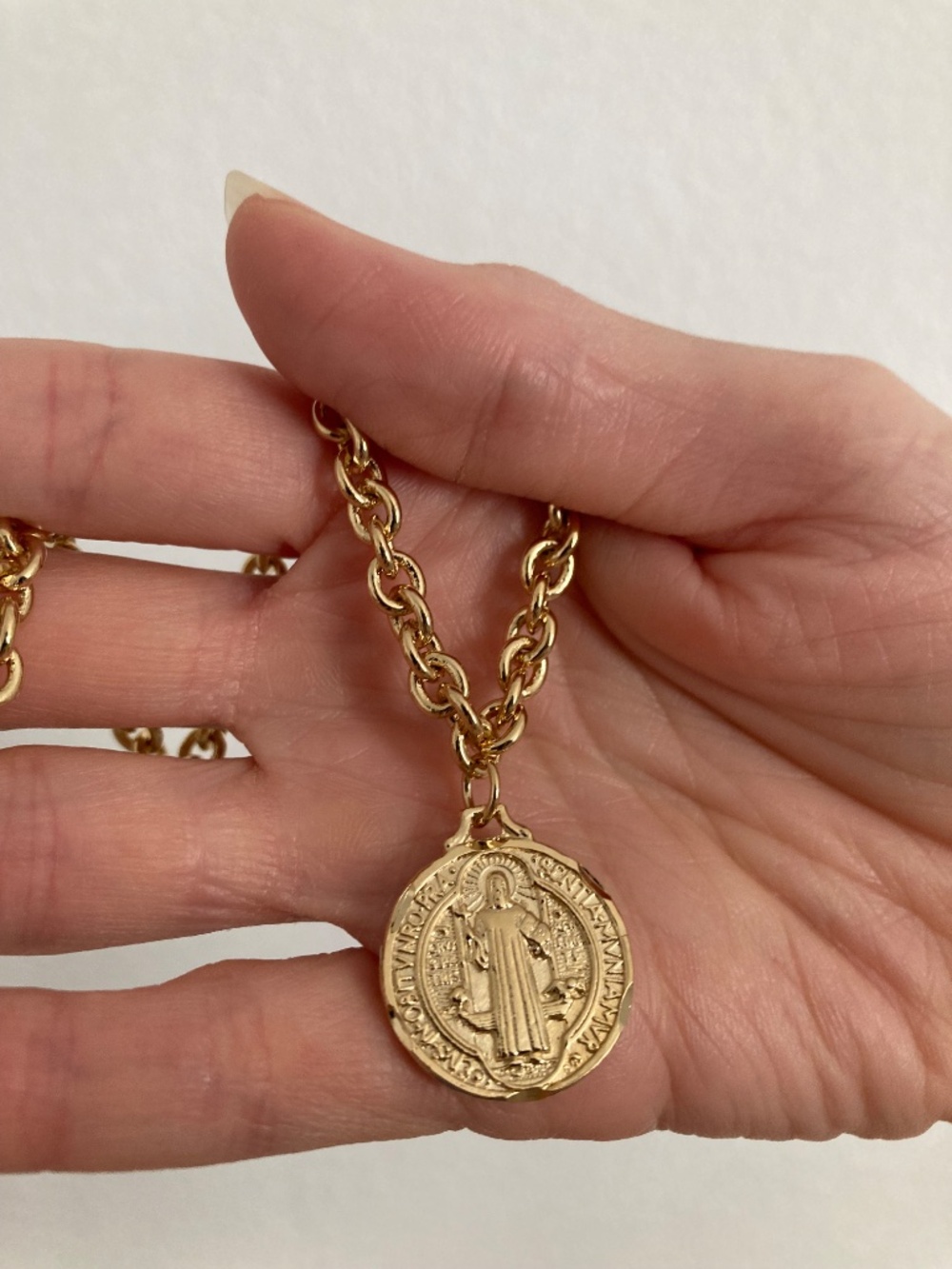 New Vanessa Mooney gold coin necklace Coin Medallion Pendant Necklace Gold - Picture 6 of 7